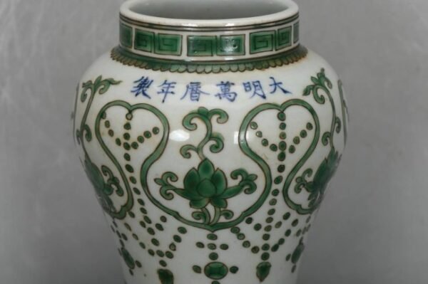 Ming Dynasty, Wanli green-glazed garlic-shaped vases - Image 5